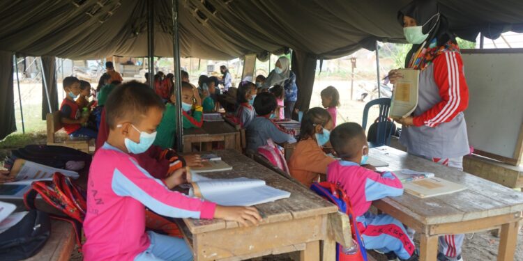 Gedung Masih Direhab Satgas, Murid SD Terpencil Tetap Semangat Belajar 