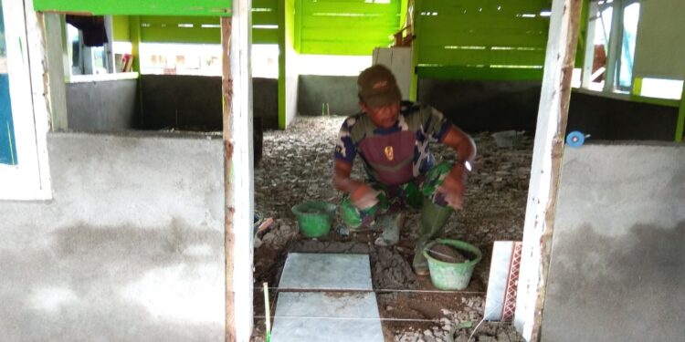 Agar Warga Nyaman Beribadah, Satgas Pasang Keramik Masjid Al Muhajirin