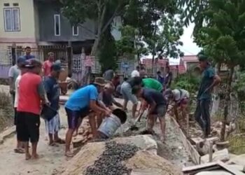 Semangat Bergotong Royong, Warga RT 24 Desa Sungai Mengkuang Cor Jalan Masuk Perumahan