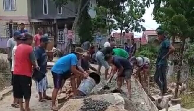 Semangat Bergotong Royong, Warga RT 24 Desa Sungai Mengkuang Cor Jalan Masuk Perumahan