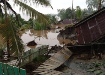 Longsor,  Dua Rumah di Kelurahan Senyerang Ambruk, Satu Mushala Rusak Berat