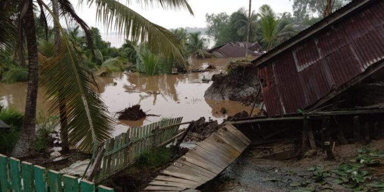 Longsor,  Dua Rumah di Kelurahan Senyerang Ambruk, Satu Mushala Rusak Berat