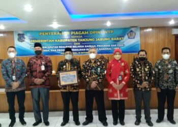 Ketua DPRD Tanjabbar Hadiri Penyerahan Piagam Opini WTP