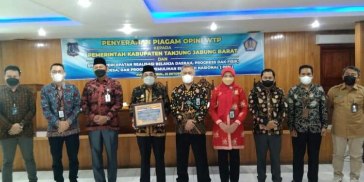 Ketua DPRD Tanjabbar Hadiri Penyerahan Piagam Opini WTP