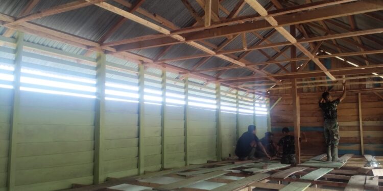 Biar Lebih Nyaman, Satgas TMMD Pasang Plapon Gedung SD Pembantu