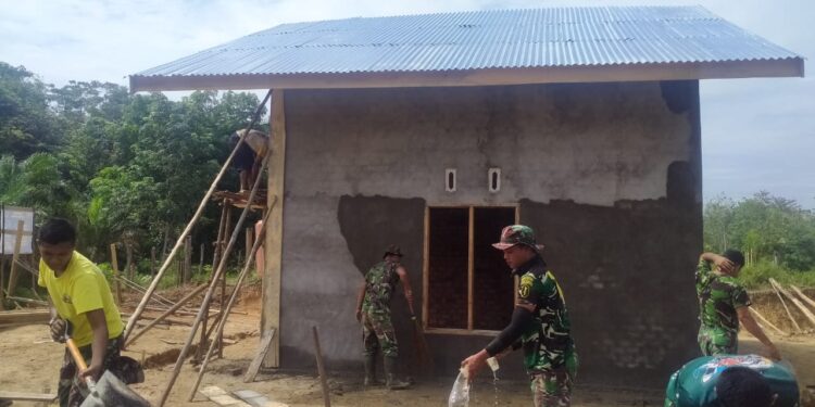 Dengan Cekatan Satgas Mengerjakan Plaster Rumah Guru Honor