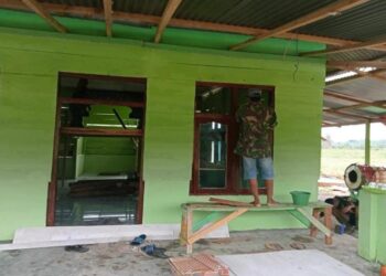 Percantik Masjid Al Muhajirin, Satgas Bersama Warga Lakukan Pengecetan