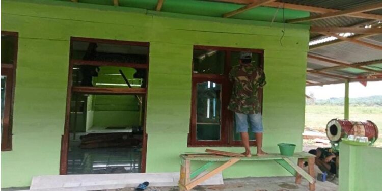 Percantik Masjid Al Muhajirin, Satgas Bersama Warga Lakukan Pengecetan