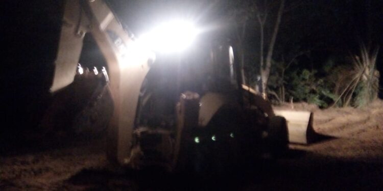 Hingga Malam Hari Satgas Kerja Lembur Buka Jalan Desa