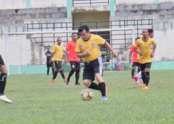 Bupati Dampingi Gubernur Dalam Pertandingan Sepakbola Tanjab Barat Old Star vs Gubernur Jambi Old Star