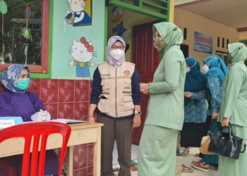 Ikut Sukseskan TMMD ke 112 Kodim 0416/Bute, Ketua Persit Tinjau Kegiatan Posyandu