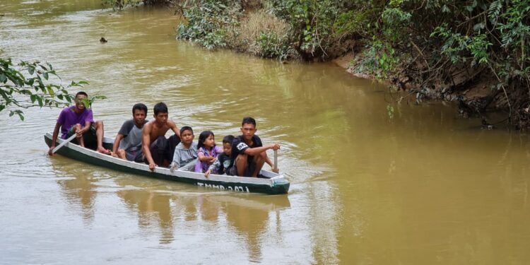 Tak Hanya Bangun Jalan, Satgas TMMD Bikin Perahu Penyebrangan untuk Warga RT 05