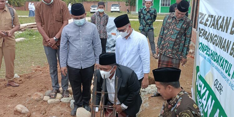 Memotivasi Santri, Anggota DPR RI Ini Letakkan Batu Pertama Pembangunan BLK Ponpes