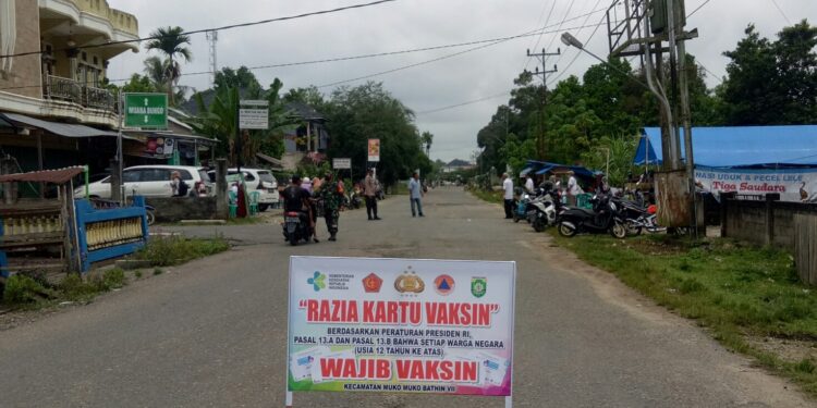 Polsek Muko-muko Bathin VII dan Pemdus Suka Jaya Razia Kartu Vaksin