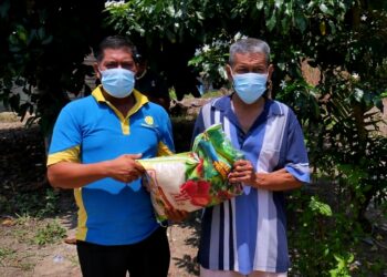 Arfin Siregar Dampingi Bupati Tanjab Barat Bagikan Sembako Didesa Terjun Jaya