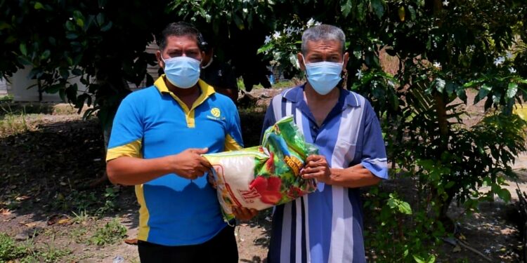 Arfin Siregar Dampingi Bupati Tanjab Barat Bagikan Sembako Didesa Terjun Jaya