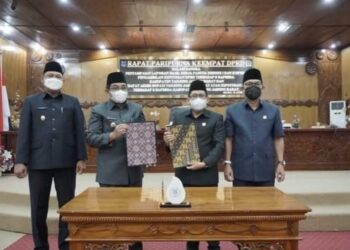 Ketua DPRD Tanjab Barat Pimpin Paripurna IV Pengambilan Keputusan 8 Raperda