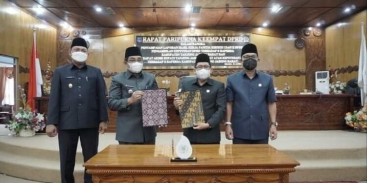 Ketua DPRD Tanjab Barat Pimpin Paripurna IV Pengambilan Keputusan 8 Raperda