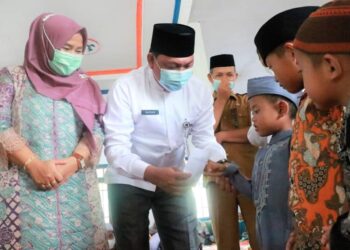 Wabup Serahkan CSR Saat Maulid Nabi Di Masjid Hidayatul Rahman Teluk Nilau