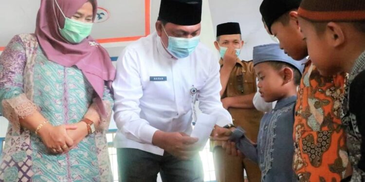 Wabup Serahkan CSR Saat Maulid Nabi Di Masjid Hidayatul Rahman Teluk Nilau