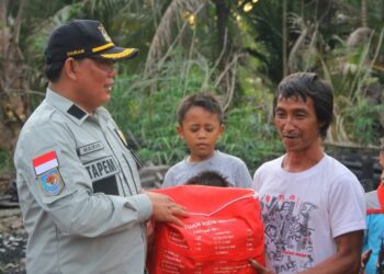 Tinjau Lokkasi Kebakaran Sungai Dualap, Wabub Serahkan Bantuan