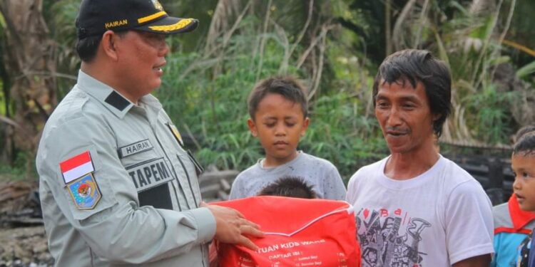 Tinjau Lokkasi Kebakaran Sungai Dualap, Wabub Serahkan Bantuan