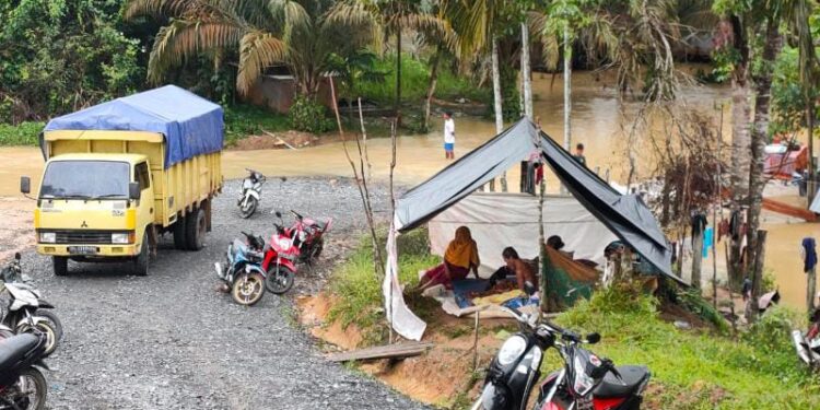Banjir Hingga 1 Meter, 36 KK di Desa Tanjung Paku dan Kades Ngungsi