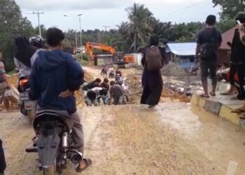Jembatan Ahmad Sugeng Nyaris Lumpuh Total