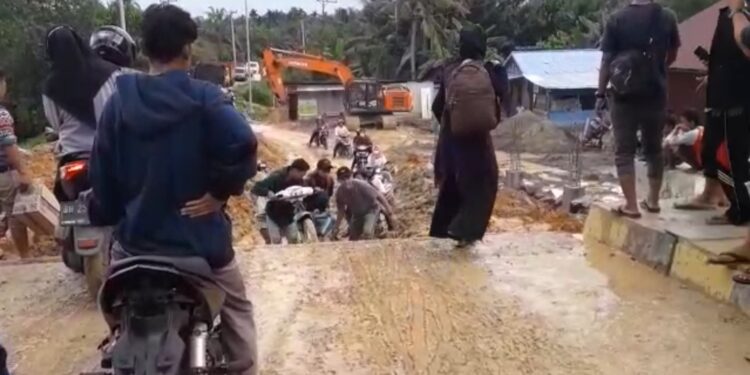 Jembatan Ahmad Sugeng Nyaris Lumpuh Total