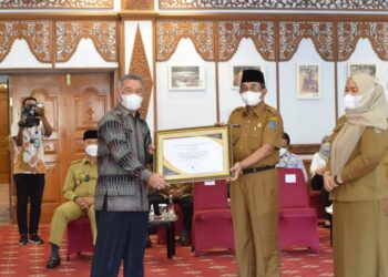 Terima Penghargaan Dari Gubernur Jambi, Bupati : Alhamdulillah Dari 11 Kabupaten Kita Terbaik