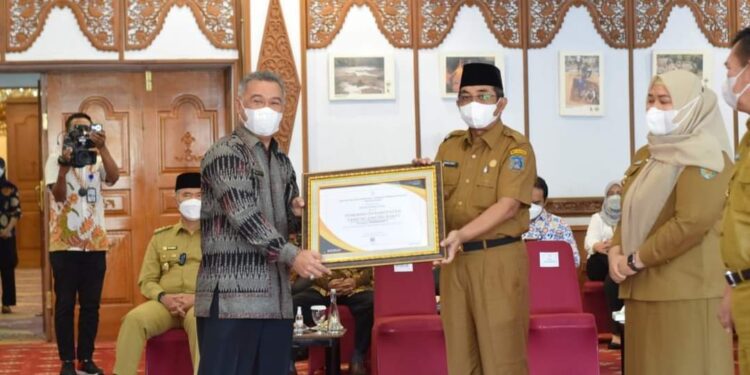 Terima Penghargaan Dari Gubernur Jambi, Bupati : Alhamdulillah Dari 11 Kabupaten Kita Terbaik