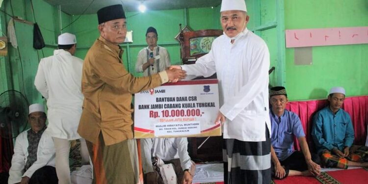 Wakili Bupati Safari Jumat, Mulyadi Serahkan Bantuan CSR dan Mushaf Al-Qur’an