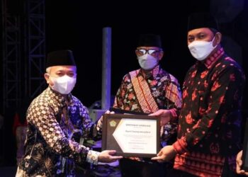 Wabup  Terima Sertifikat Penghargaan Penyuluh Agama Tingkat Nasional