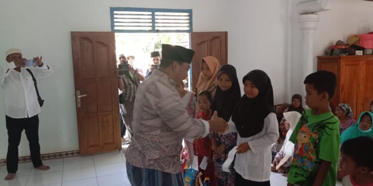 Ketua BPD Bersama Kades Muaro Mensao Dampingi IRSP Santuni Anak Yatim
