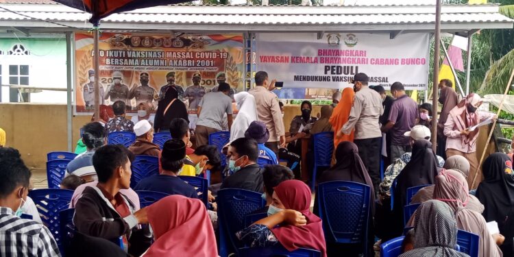 Antusias Warga Ikut Vaksinasi Massal Alumni AKABRI 2001, Sehari Tembus 1.305 Dosis