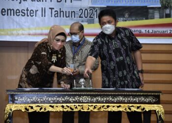 Ketua DPRD Sumsel Anita Noeringhati Tenerima LHP dari BPK