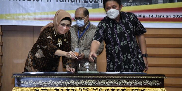 Ketua DPRD Sumsel Anita Noeringhati Tenerima LHP dari BPK