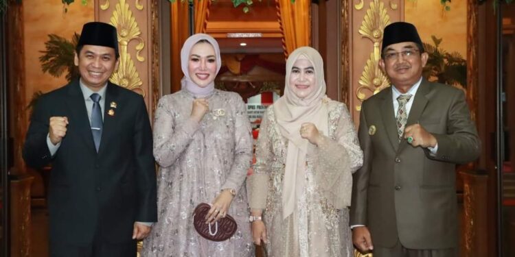 Hadiri PAW Wakil Ketua DPRD Provinsi Jambi, Bupati Ucapkan Selamat