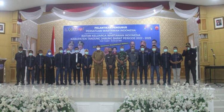 Ketua PWI Provinsi Jambi Lantik Pengurus PWI Tanjab Barat