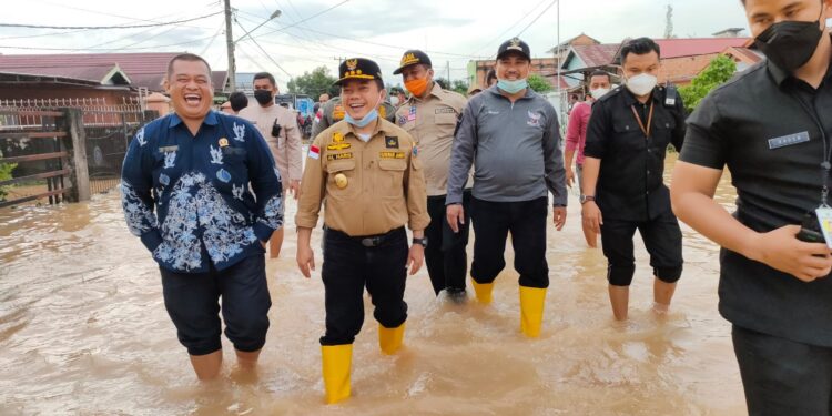 Tinjau Banjir, Gubernur Disambut Warga Bungo 