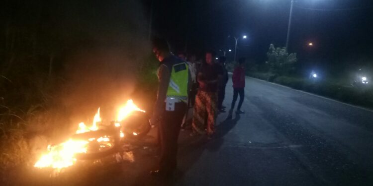 Breaking News! Motor Tanpa Identitas Hangus Terbakar di Gor Serunai Baru Bungo