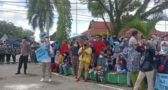 Terkait Penggunaan Dana Desa,  Ratusan Masyarakat Koto Jayo Gelar Demo Tuntut Said Somat Mundur Jadi Kades