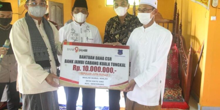 Safari jum’at Berkah di Masjid Nurul Ikhlas Sungai Kayu Aro, Anwar Sadat Bagikan CSR