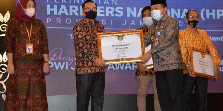 Peringatan HPN, Al Haris Lepas Kontingen HPN Jambi ke Kendari