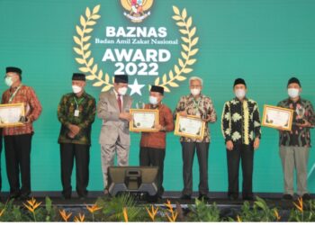 Gubernur Jambi Terima Penghargaan Baznas Award 2022 Saat HUT Baznas RI 21