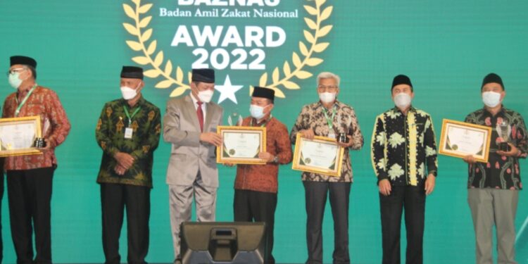 Gubernur Jambi Terima Penghargaan Baznas Award 2022 Saat HUT Baznas RI 21