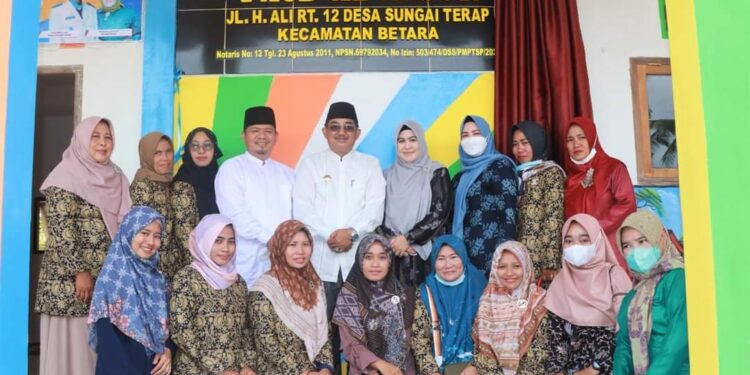Bersama Ketua TP-PKK, Bupati Resmikan Gedung PAUD Desa Sungai Terap 