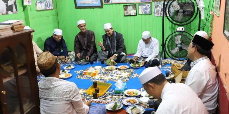 Turu Berduka cita, Wabup Melayat Ke Rumah Duka H. Ahmad Fauzi