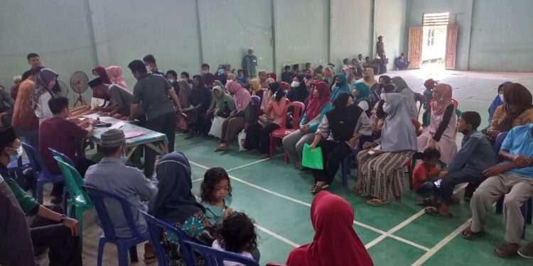 Serahkan BLT Tiga Bulan Kepada 102 KK, Ini Harapan Kades Teluk Sialang