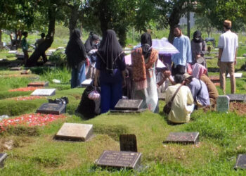 Jelang Ramadan, TPU Tegal Alur Dipadati Peziarah